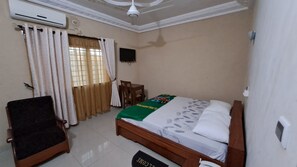 Basic Double Room Single Use | Premium bedding, desk, laptop workspace, soundproofing - Hôtels bois vert (Abomey)