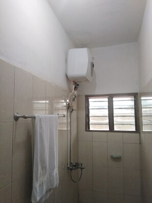 Classic Double Room | Bathroom - Hôtels bois vert (Abomey)