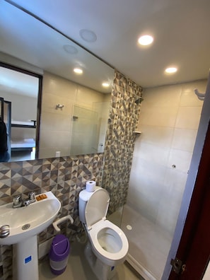 Shower, rainfall showerhead, hair dryer, towels - Hotel en Getsemaní CL Con Desayuno  (Cartagena)