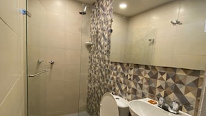 A modern bathroom with a glass-enclosed shower, a toilet, and a sink. - Hotel en Getsemaní CL Con Desayuno  (Cartagena)