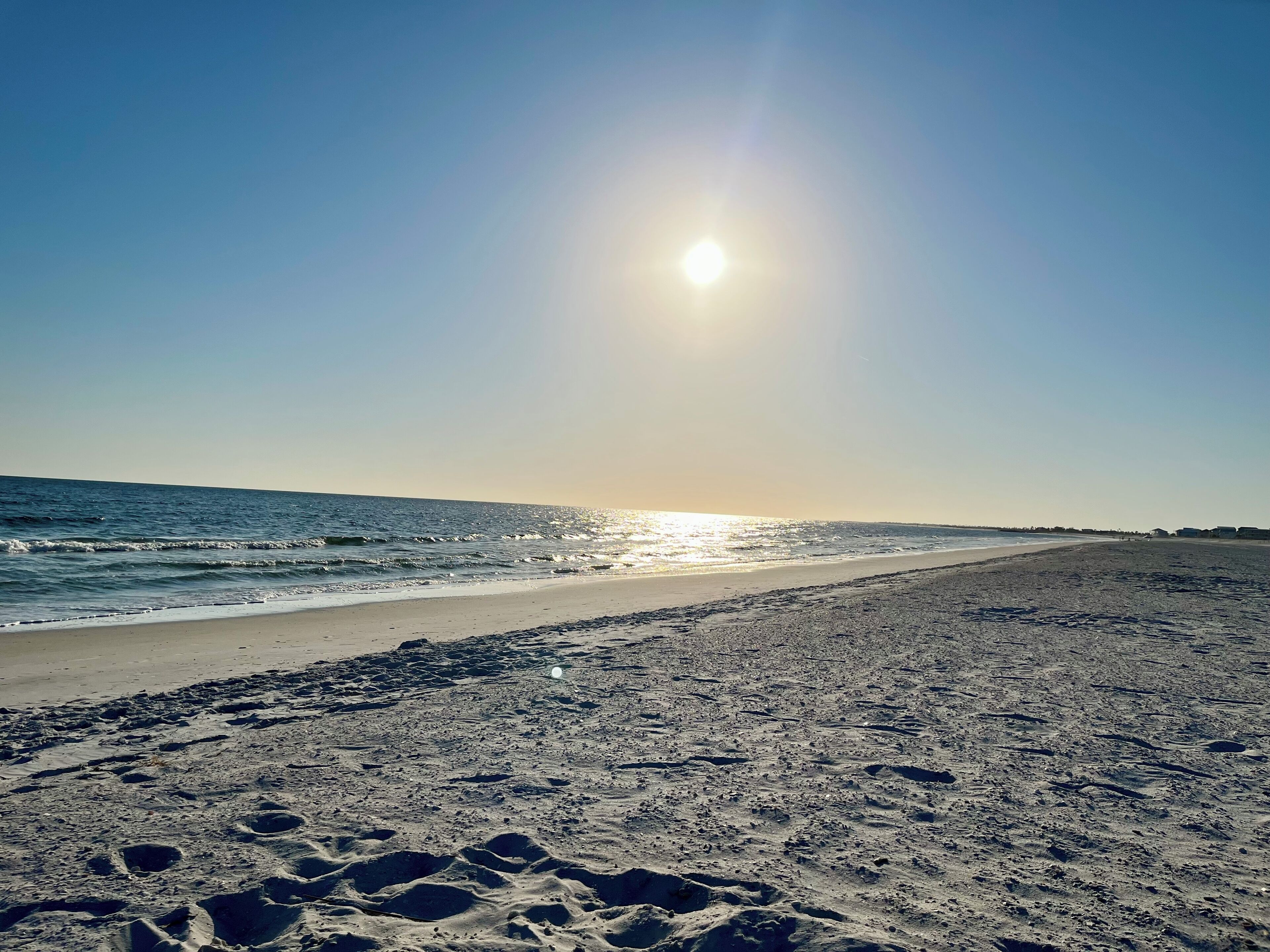 Nær stranden, solsenger og strandhåndklær