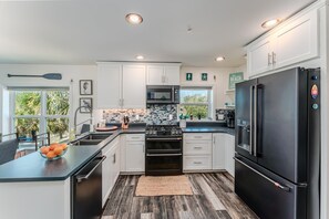 Fridge, microwave, oven, stovetop - The Sea Pony - 3bd 3bth Gulf View home 1 block to white sands of Mexico Beach (Mexico Beach)