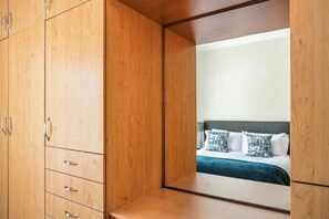 4 bedrooms, WiFi, bed sheets - Spacious 4 bedroom home with a pool, Picnic area
 (Cape Town)