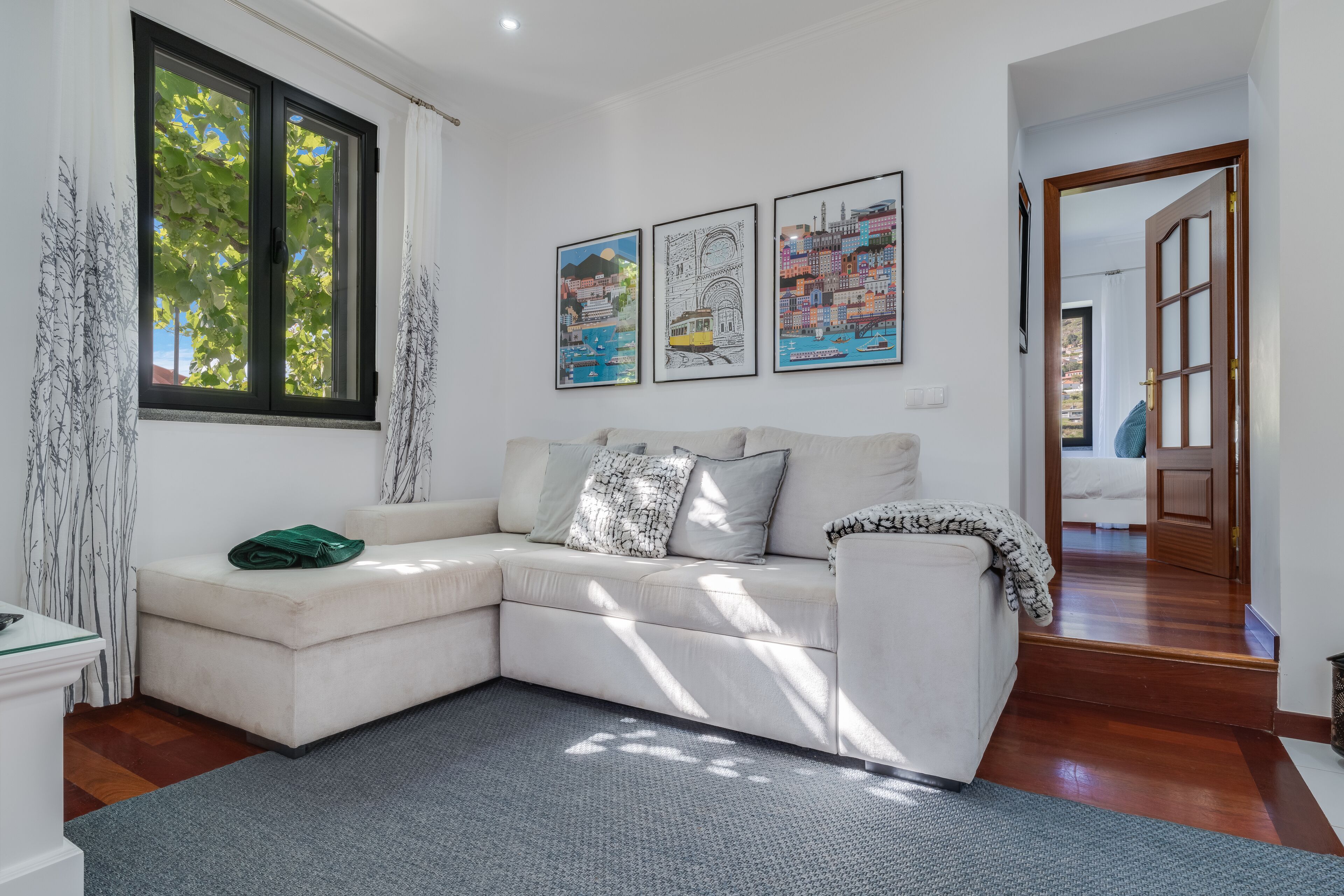 Televisi layar datar 35-inci dengan saluran TV kabel dan TV