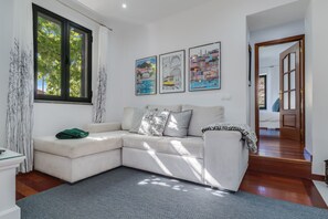 Télévision à écran plat de 35 pouces avec chaînes par câble, télévision