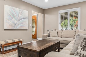 Una Smart TV, una chimenea, un futbolín