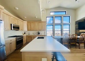 Private kitchen - Luxury top-level condo near Park City (Belton)