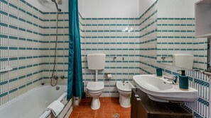 Secador de cabelo, toalhas de banho