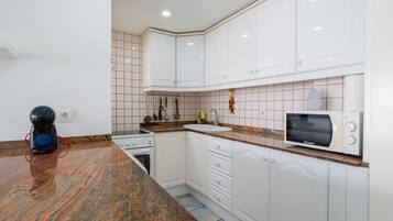 Een koelkast, een magnetron, een oven, een koffiezetapparaat/waterkoker