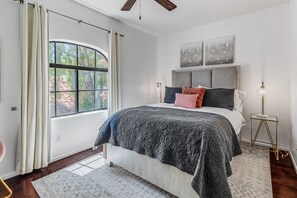 2 عدّة غرف نوم ومكواة/لوح كي وواي فاي وملاءات أسرّة