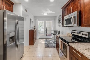 ميكروويف، غسالة أطباق، مائدة طعام