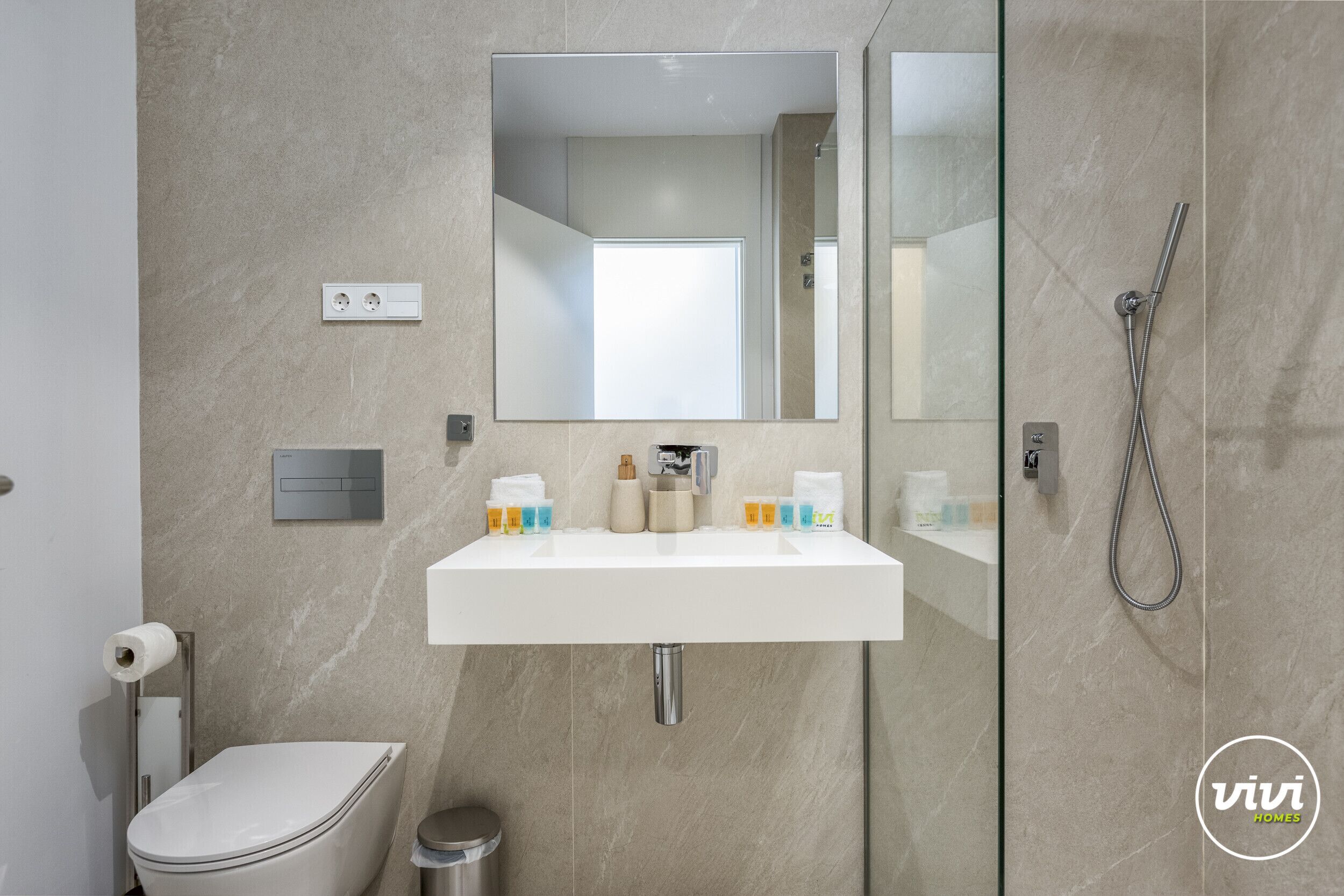 Baignoire, sèche-cheveux, serviettes fournies, savon