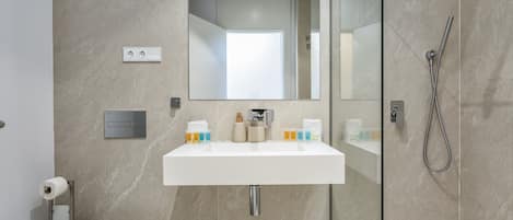 Baignoire, sèche-cheveux, serviettes fournies, savon