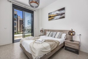 3 chambres, coffres-forts dans les chambres, bureau