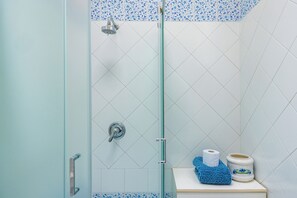 Shower, hair dryer, bidet, towels - Blumarina Terrace on Ischia (Ischia Porto)