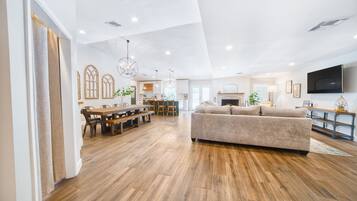 Smart-TV, Kamin, Videospiele