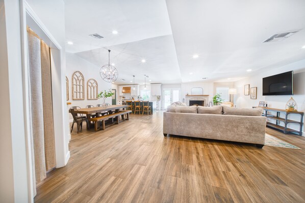 Smart-TV, Kamin, Videospiele