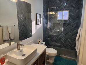 Serviettes fournies, savon, papier de toilette