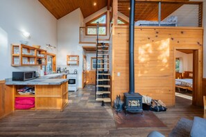 Interior - Mayfield Gardens Cabin w/ Jacuzzi and Wood Stove at Green Springs Inn (Ashland)