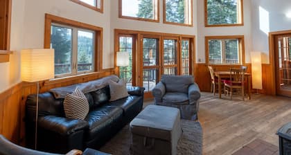 Mayfield Gardens Cabin w/ Jacuzzi and Wood Stove at Green Springs Inn