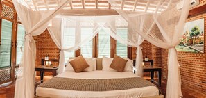 Caja de seguridad en la habitación, escritorio y cortinas blackout 