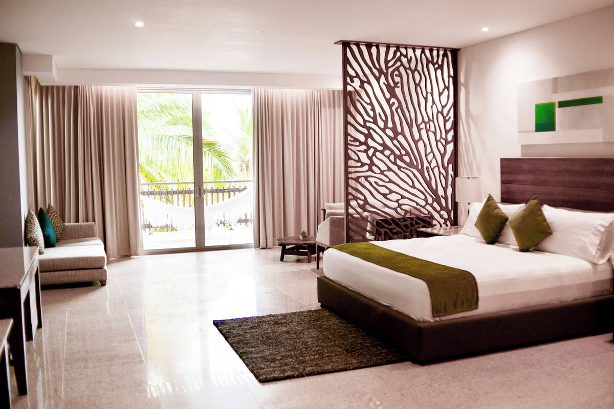 Deluxe Room | In-room safe, desk, blackout drapes, WiFi (free)