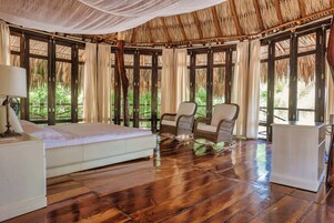 独特独立别墅 | 客房内保险箱、办公桌、笔记本电脑工作区、遮光窗帘