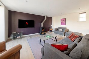 Een televisie, een open haard en een kantoor