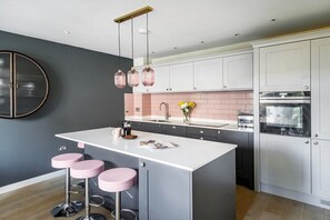 Een koelkast, een magnetron, een oven, een kookplaat