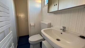 Een douche, een haardroger, handdoeken, zeep