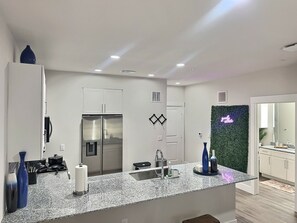 Fridge, microwave, oven, stovetop - Modern Furnished 1BR / Gated Parking / Near Downtown, Heights & Montrose (Houston)