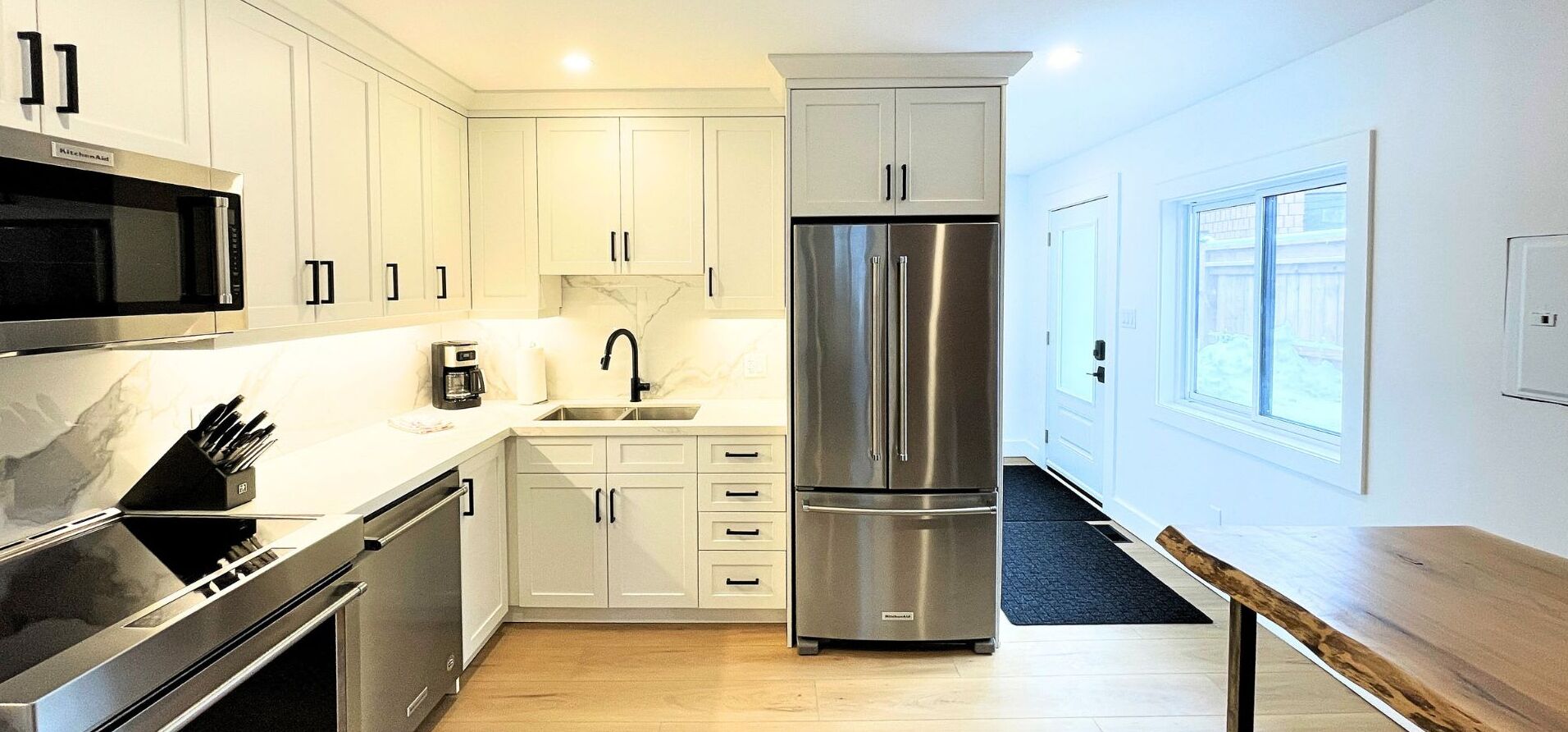 Kylskåp, mikrovågsugn, ugn och spishäll