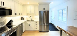 Een koelkast, een microgolfoven, een oven, een kookplaat