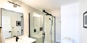 Douche, serviettes fournies
