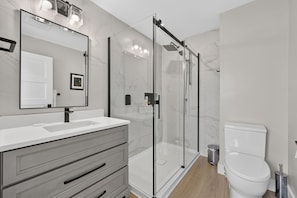 Een douche, handdoeken