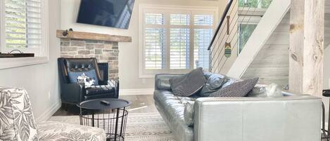 TV, caminetto, studio