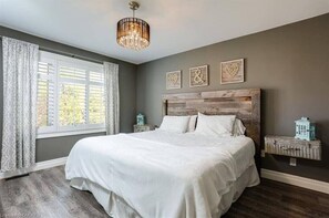 3 slaapkamers, een strijkplank/strijkijzer, wifi, beddengoed