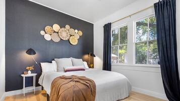 3 habitaciones, escritorio, tabla de planchar con plancha y wifi gratis