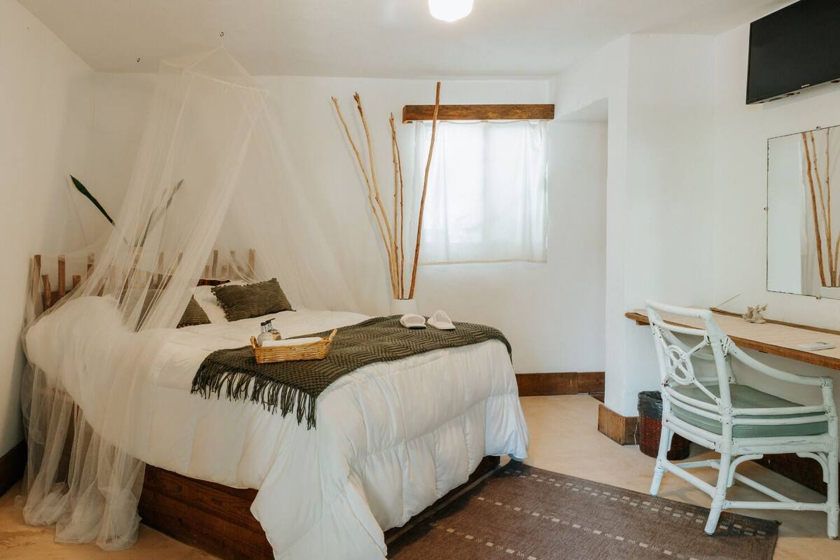 Deluxe Room | Premium bedding, minibar, in-room safe, laptop workspace