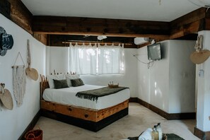 Phòng 4 Deluxe | Bộ đồ giường cao cấp, minibar, két bảo mật tại phòng 