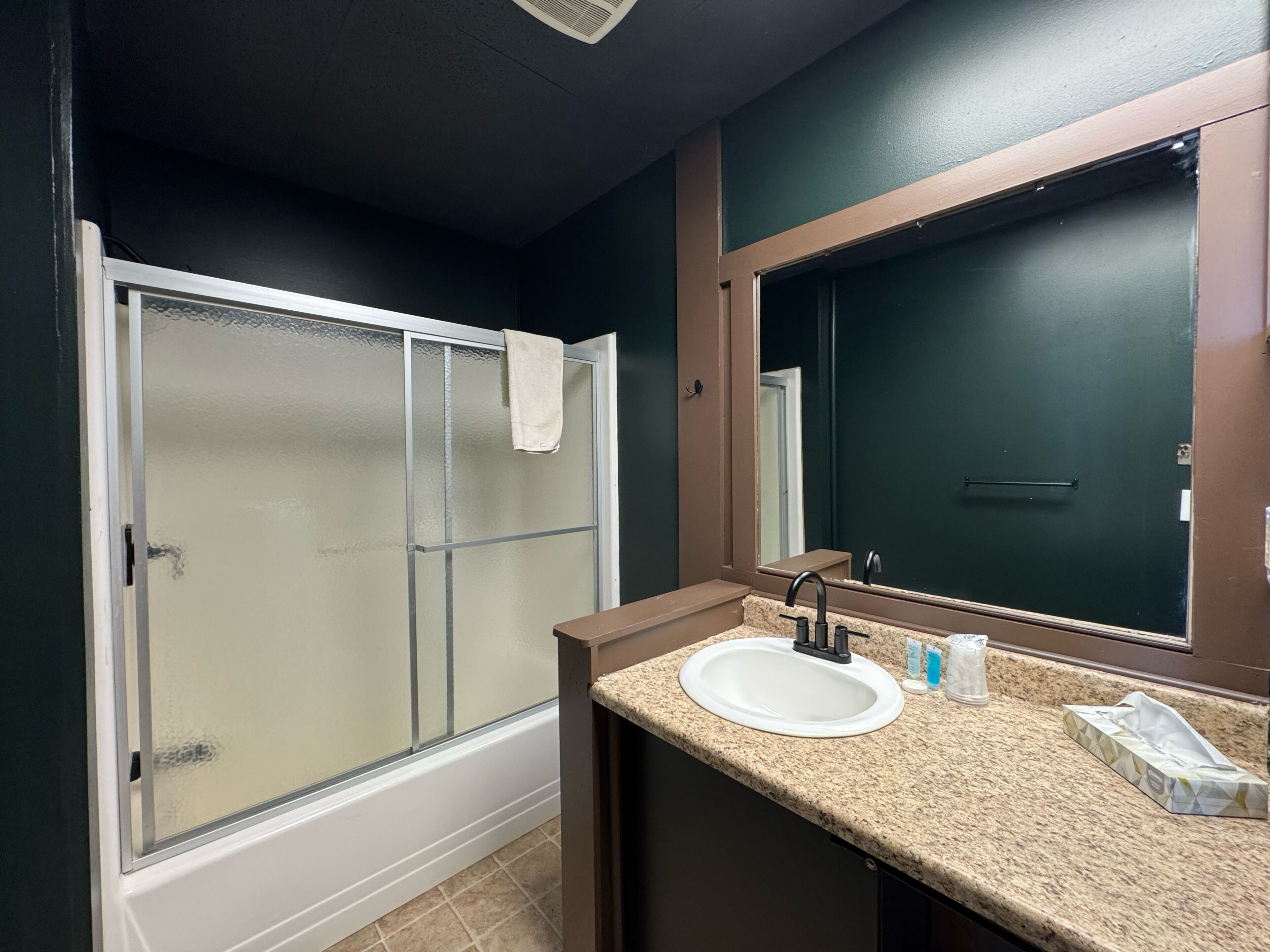 Basic Single Room | Bathroom