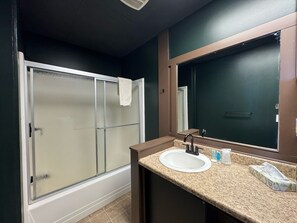Basic Single Room | Bathroom - The Dax Lodge and Cabins  (Tupper Lake)