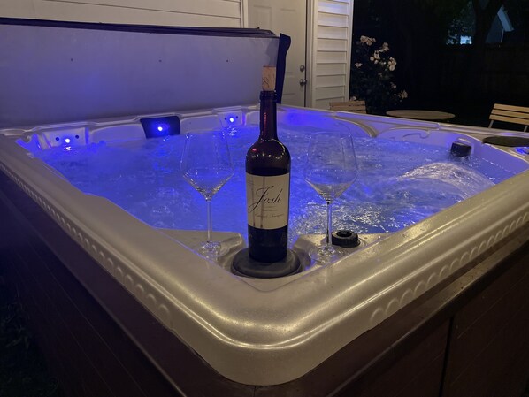 Outdoor spa tub - NEW!Large & Luxurious-OH City W-Hottub+Pooltable (Cleveland)