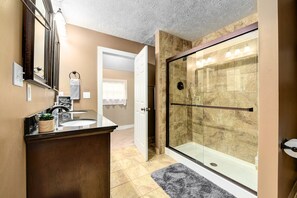 Shower, hair dryer, towels, soap - NEW!Large & Luxurious-OH City W-Hottub+Pooltable (Cleveland)