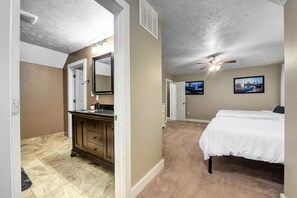 3 bedrooms, desk, iron/ironing board, free WiFi - NEW!Large & Luxurious-OH City W-Hottub+Pooltable (Cleveland)