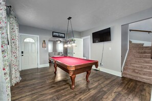 Game room - NEW!Large & Luxurious-OH City W-Hottub+Pooltable (Cleveland)