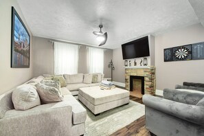 Smart TV - NEW!Large & Luxurious-OH City W-Hottub+Pooltable (Cleveland)