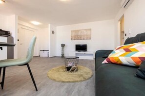 Living area - 1-BDRM Apt Old Town View @Providenca Accommodation (Mali Lošinj)