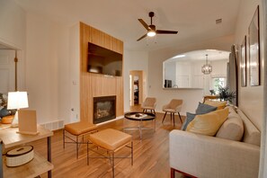 Fernseher, Kamin, Bücher