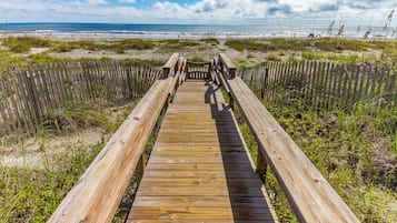 Condo (4 Bedrooms) | Property amenity